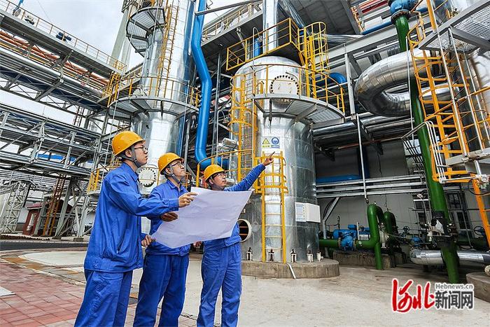 3月21日，张宣科技技术人员在检查氢冶金设备运行情况。 河北日报记者 贡宪云摄