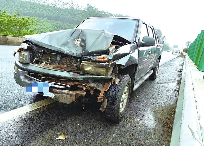     追尾事故导致两车受损（高速交警供图）