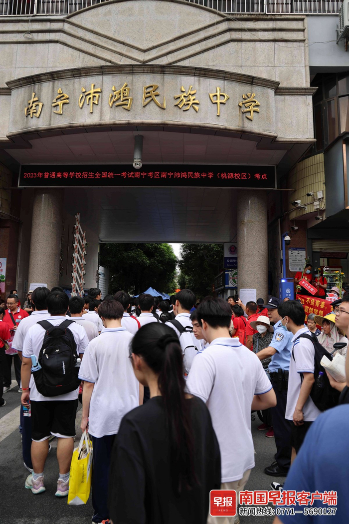 2023年高考期间，考生们依次走进考场。（资料图）记者 游拥军 摄