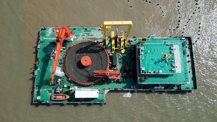 “建缆1号”海缆施工船正在舟山朱家尖海域敷设海缆
