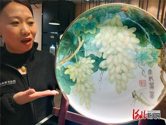 4月9日，在宣化国玉陶瓷有限公司的产品展示区，工作人员正在向客户展示定制产品样品。河北日报记者 李艳红摄