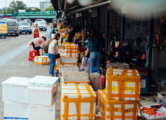 ▲顾客正在选购小龙虾