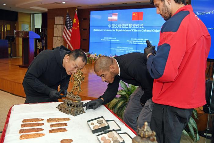   4月17日，在美国纽约中国驻纽约总领馆，工作人员点交中国流失文物艺术品。新华社记者李睿摄