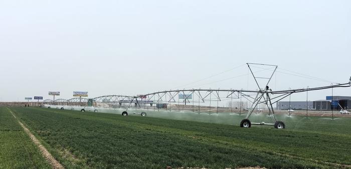 　　中原农谷里，农民使用全自动平移式喷灌机进行灌溉作业。新华社记者刘金辉 摄