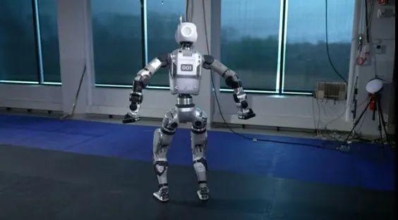 波士顿动力发布新一代机器人！液压版Atlas“退役”，最后一“秀”观看人次破95万 | 大模界