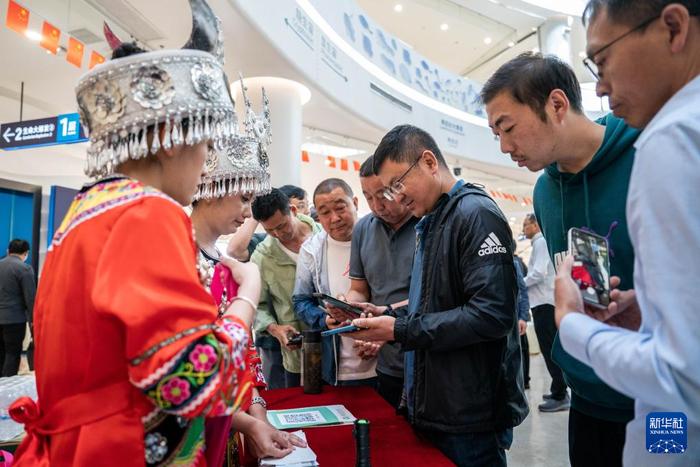   4月18日，人们在澄江化石地世界自然遗产博物馆购买《世界自然遗产——澄江化石地》特种邮票。新华社记者 胡超 摄