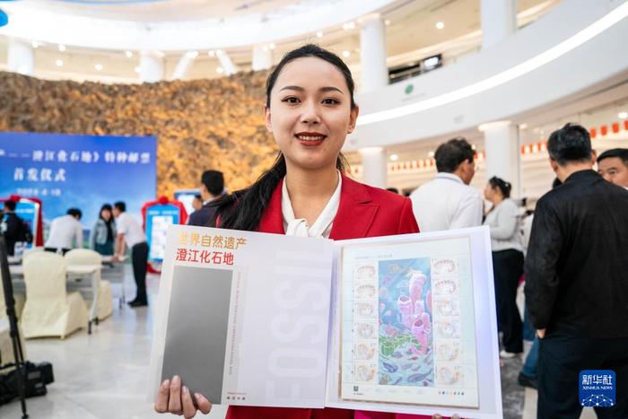   4月18日，一名女士展示刚购买到的特种邮票。新华社记者 胡超 摄