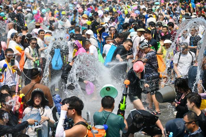 4月15日，人们在云南省西双版纳傣族自治州景洪市泼水广场上参加泼水狂欢活动。新华社记者 王静颐 摄