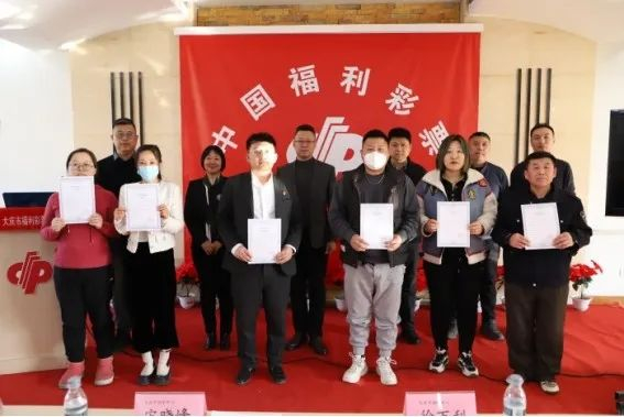 ▲3月12日，黑龙江省大庆市福彩中心举办首批代销即开票从业培训，为19名通过业务考核的即开票社会网点代销员发放授权书。