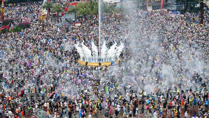 4月15日，人们在景洪市泼水广场上参加泼水狂欢活动。新华社记者 王静颐 摄
