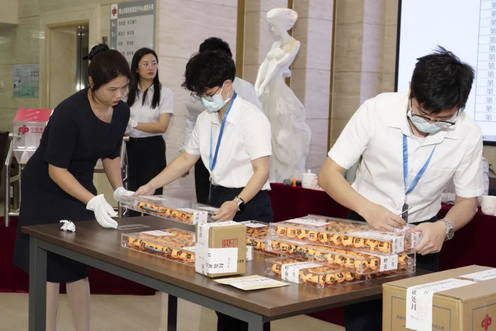 ▲广东省佛山市2024年度公开征召福彩销售场所的摇号仪式现场，公证员正在检查摇号球。