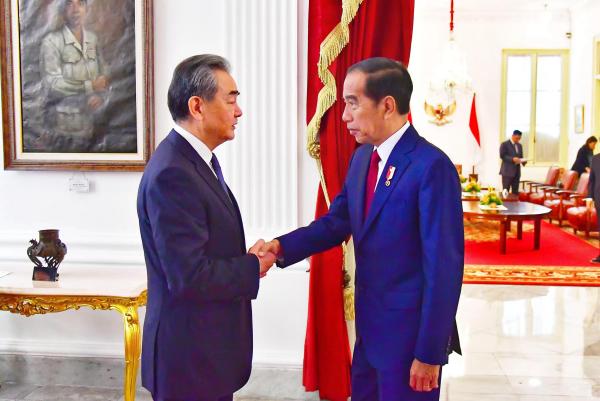 当地时间2024年4月18日，印尼总统佐科在雅加达会见中共中央政治局委员、外交部长王毅。图源：外交部网站