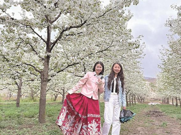 主播带着网友“云赏”梨花。吴梦婷 摄