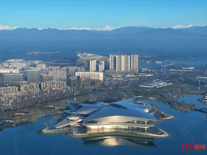 ▲在成都遥望雪山 图据高良