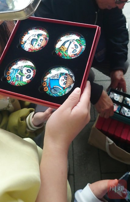 该工作人员销售的旅游纪念品