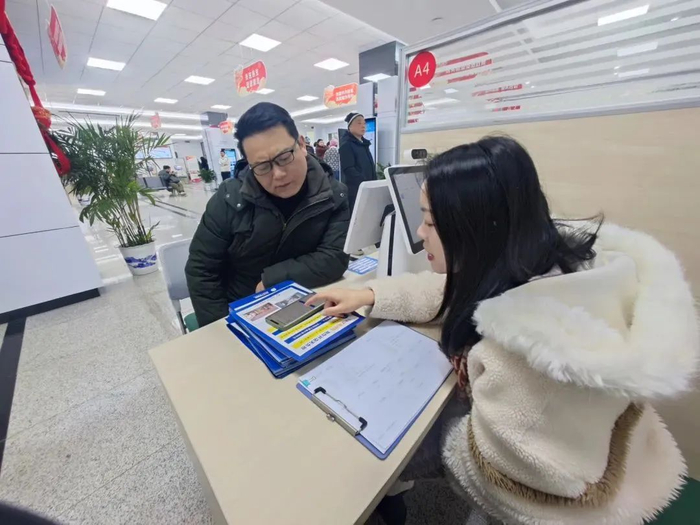 ▲3月2日，湖南省湘潭人才市场，市福彩中心工作人员为求职者提供求职登记、就业指导、就业创业政策咨询等服务。