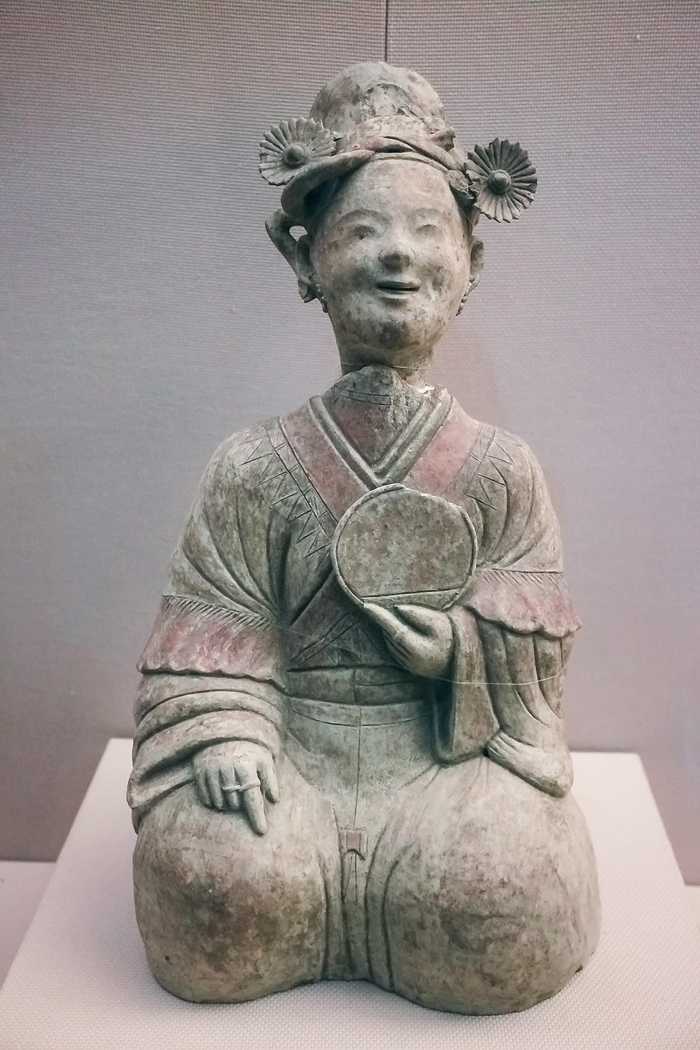 ▲陶执镜俑 图据ICphoto