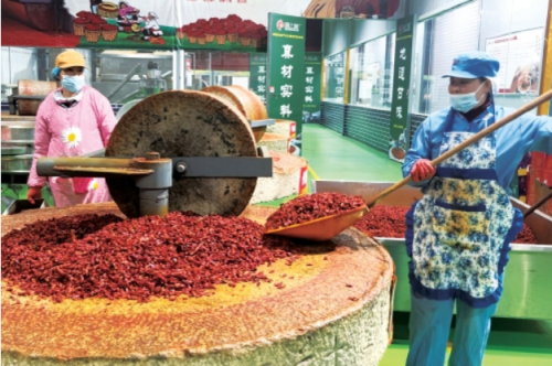 甘谷陇上椒公司生产车间内，工人们正紧锣密鼓地加工辣椒。农民日报·中国农网记者胡燕俊摄