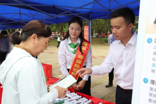 （海保人寿员工为来咨询的人们答疑解惑）