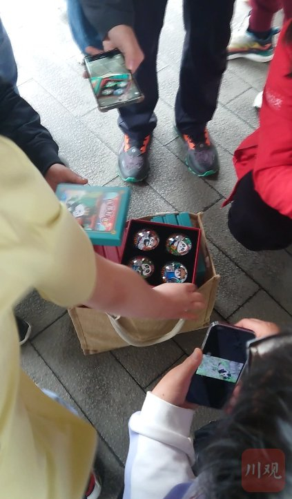 公交车到站后，该工作人员在站台向游客销售纪念品