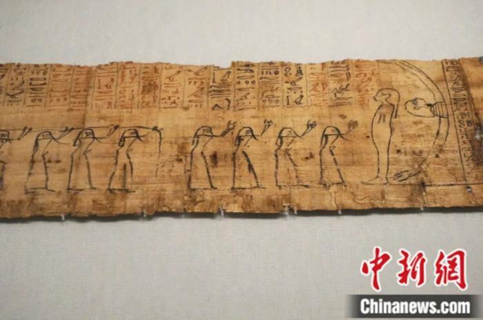 在郑州博物馆“大河文明展”上展出的古埃及文物冥府书的局部。韩章云 摄