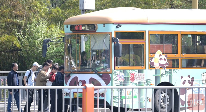 乘客排队登上408路公交车。