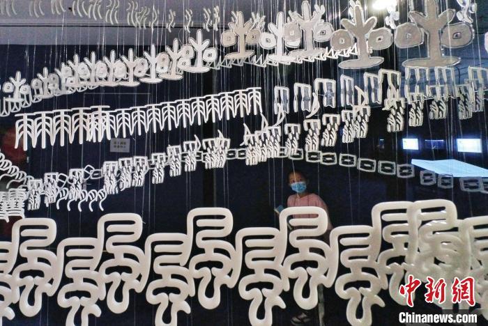 图为在天津举办的甲骨文创意展上，一名儿童参观甲骨文悬空雕塑。　佟郁 摄