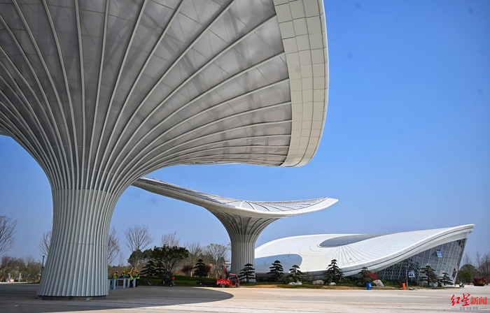 ▲成都世园会主会场主入口的“雨水收集神器”