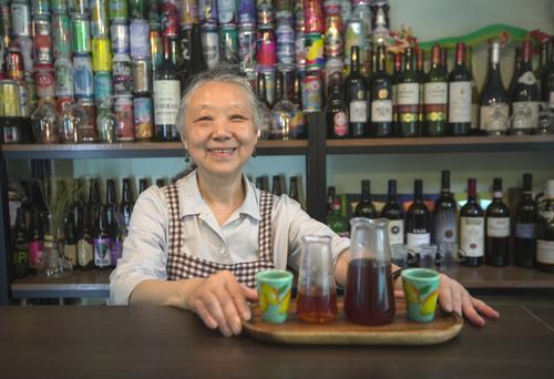 ▲70岁的雷善蓬是这家咖啡和精酿啤酒店的主理人。记者 张质 摄