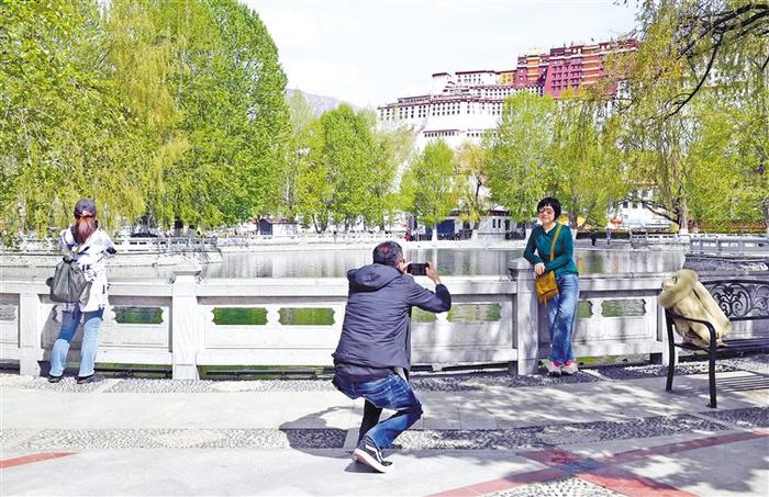 游客在布达拉宫广场拍照留念。　记者　旦增兰泽　摄