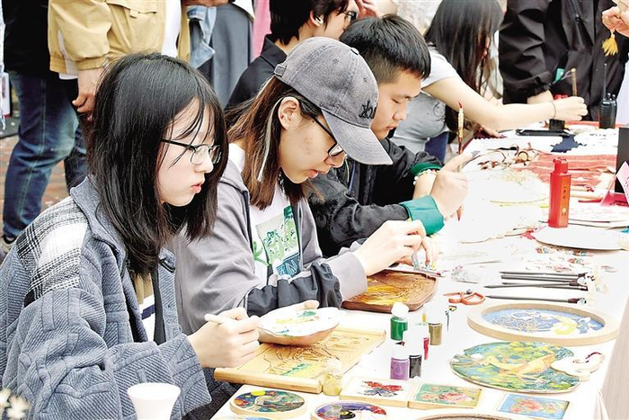     上图为燕京理工学院学生在创新创业市集创作作品。    本报通讯员 魏语彤 本报记者 王洋洋 摄