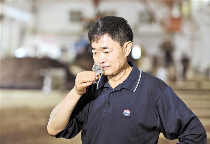  严刚品味轮次酒。 陈慧 摄