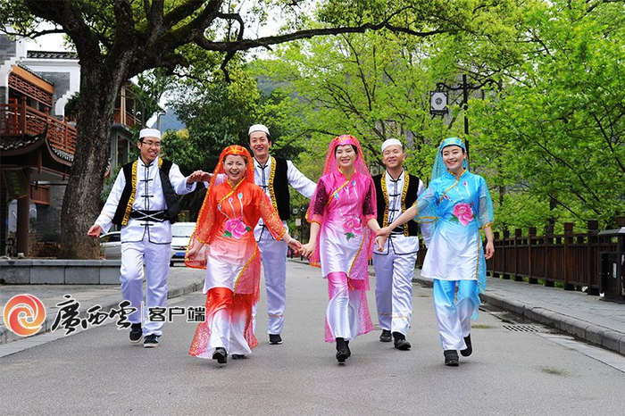 桂林市雁山区草坪回族乡的回族群众在当地赏春景。雁山区融媒体中心/供图