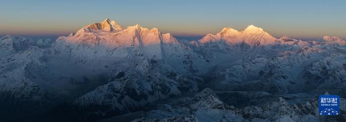 这是晨光照耀下的喜马拉雅山脉一隅（4月17日摄，无人机照片）。新华社记者 洛卓嘉措 摄