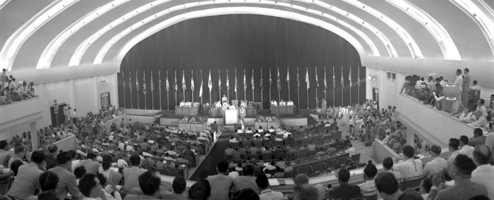 1955年4月18日至24日，29个亚非国家和地区的政府代表团在印度尼西亚万隆召开亚非会议。新华社记者钱嗣杰摄