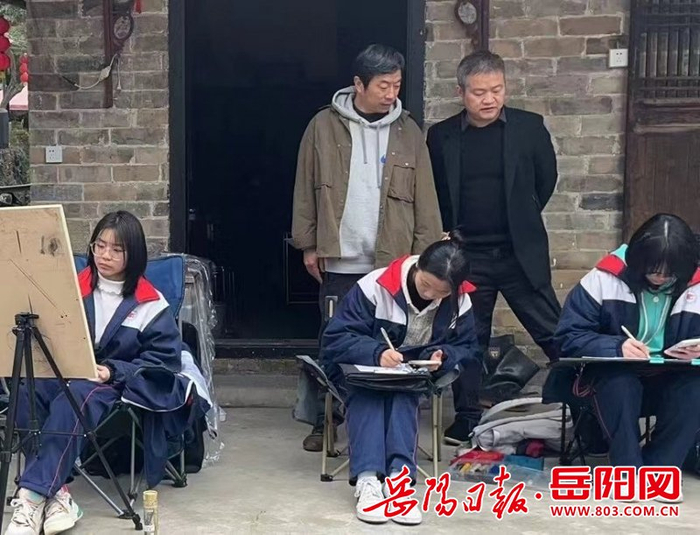 市美协李占卿主席、湖南理工学院刘文良副院长指导学生写生
