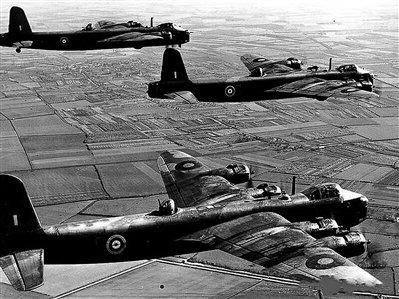 　　在二战中大放异彩的肖特“斯特林”式重型轰炸机。资料图片
