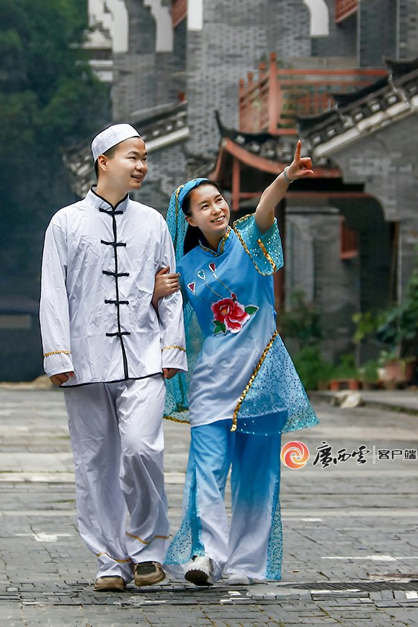 桂林市雁山区草坪回族乡的回族群众在当地赏春景。雁山区融媒体中心/供图