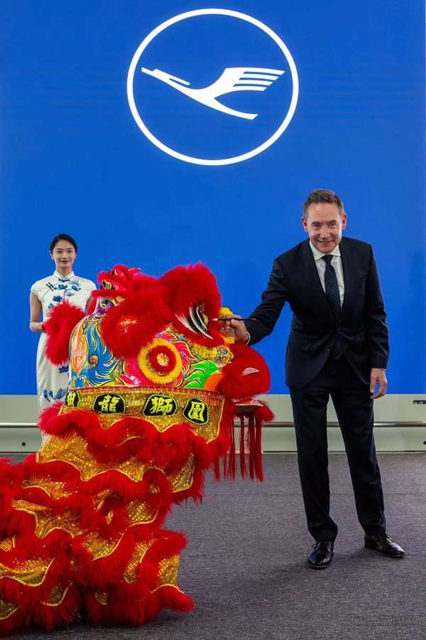 延斯·里特在浦东机场的庆祝仪式现场为舞狮点睛，祝福未来的新发展（本文图片均由汉莎供图）