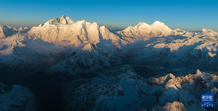 这是晨光照耀下的喜马拉雅山脉一隅（4月17日摄，无人机照片）。新华社记者 丁增尼达 摄