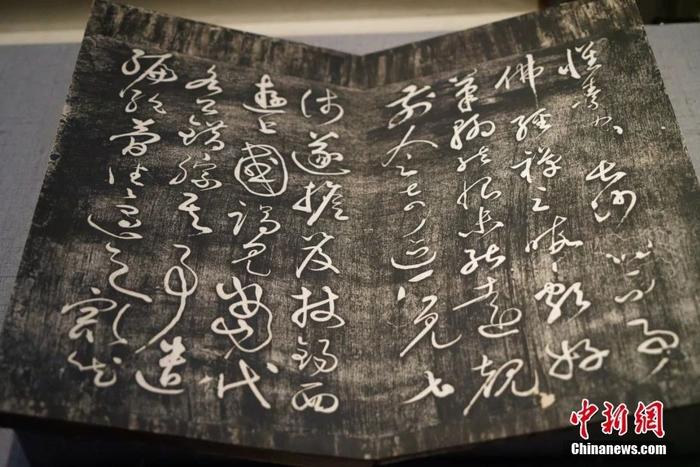 上海，奉贤博物馆开启年度大展“丹甲青文——中国汉字文物精华展”。图为文物展品。