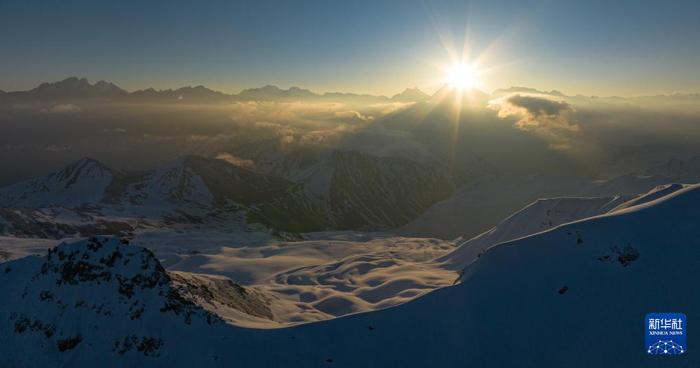 这是喜马拉雅山脉的日出（4月17日摄，无人机照片）。新华社记者 洛卓嘉措 摄
