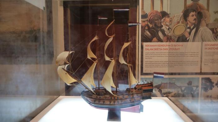  这是2024年4月14日拍摄的雅加达历史博物馆里陈列的殖民时期荷兰东印度公司的船只模型。新华社记者叶平凡摄