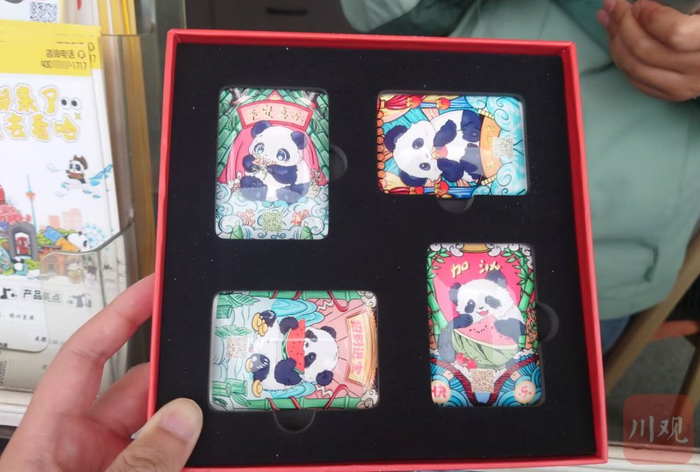 景区门外商贩处销售的冰箱贴极为相似，售价为65元/盒