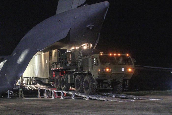 4月7日，由C-17运载的“中程能力”导弹发射系统抵达菲律宾 图自美国陆军