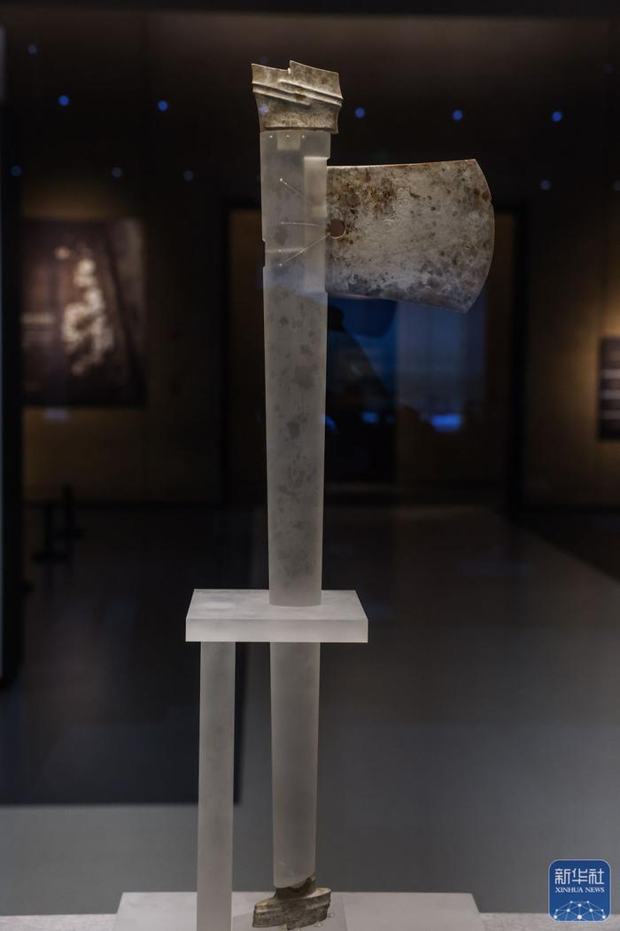 ↑这是良渚博物院内展出的良渚遗址发掘的玉钺（2024年4月18日摄）。新华社记者 徐昱 摄