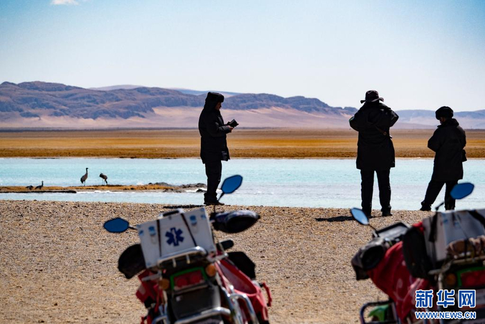4月14日，野保员在色林错国家级自然保护区进行日常巡逻。新华网 旦增努布 摄