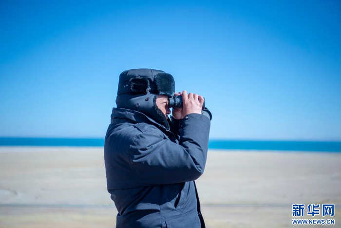 4月14日，野保员次成塔青在色林错国家级自然保护区巡逻。新华网 旦增努布 摄