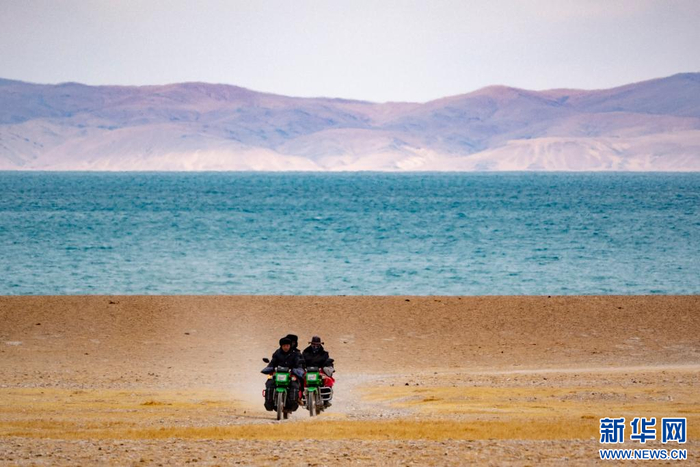 4月14日，野保员在色林错国家级自然保护区进行日常巡逻。新华网 旦增努布 摄