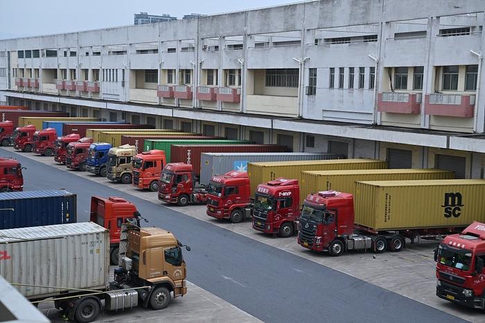 4月12日，浙江义乌港，正在通关的集装箱货车满载着出口体育用品等商品有序离港。 （视觉中国）